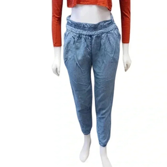 Wilfred Aritzia Lightweight  Light Wash Paper Bag Waist Pants Size 4 - Picture 1 of 13